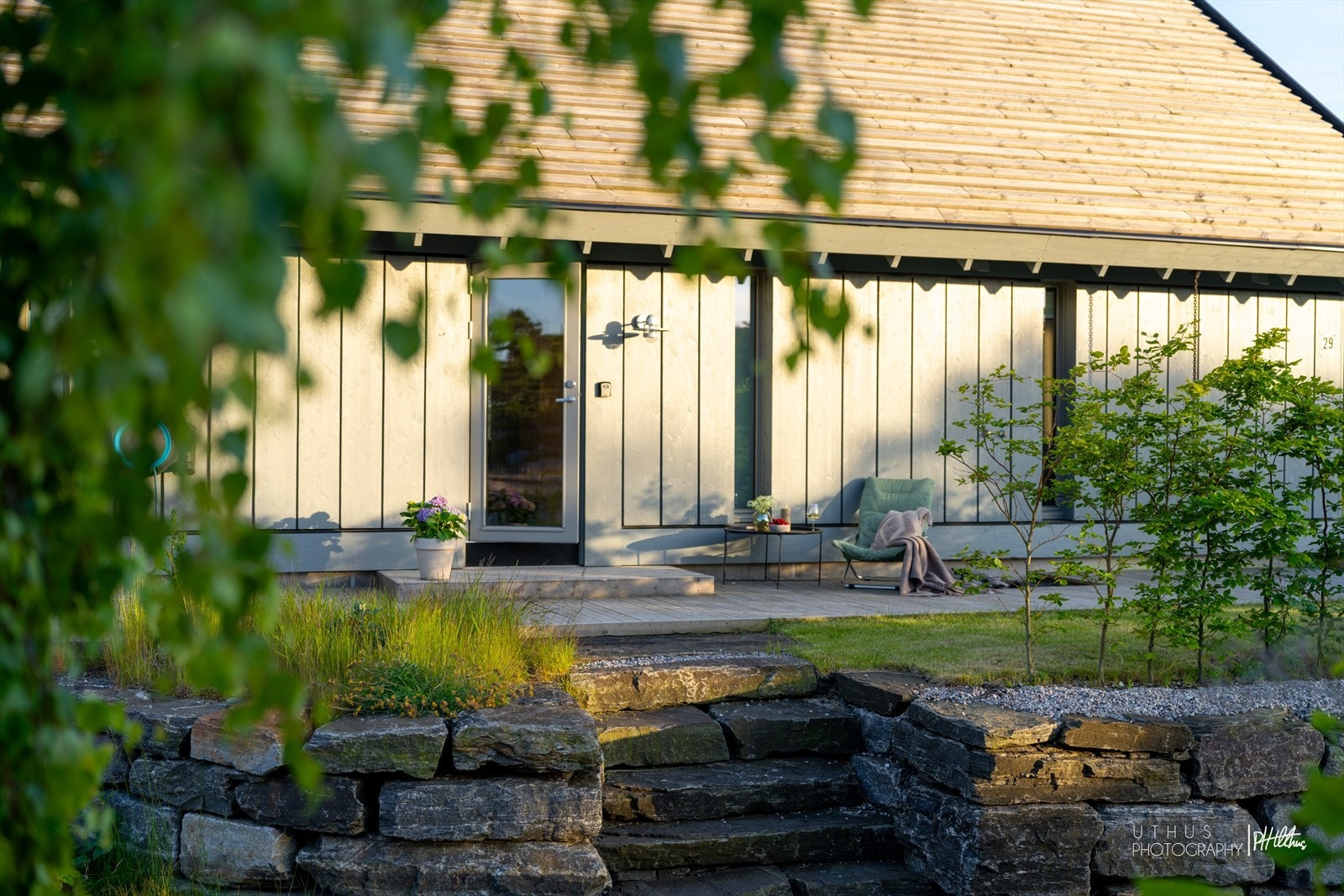 Tomten er opparbeidet med flott natursteinsmur. Galleribilde