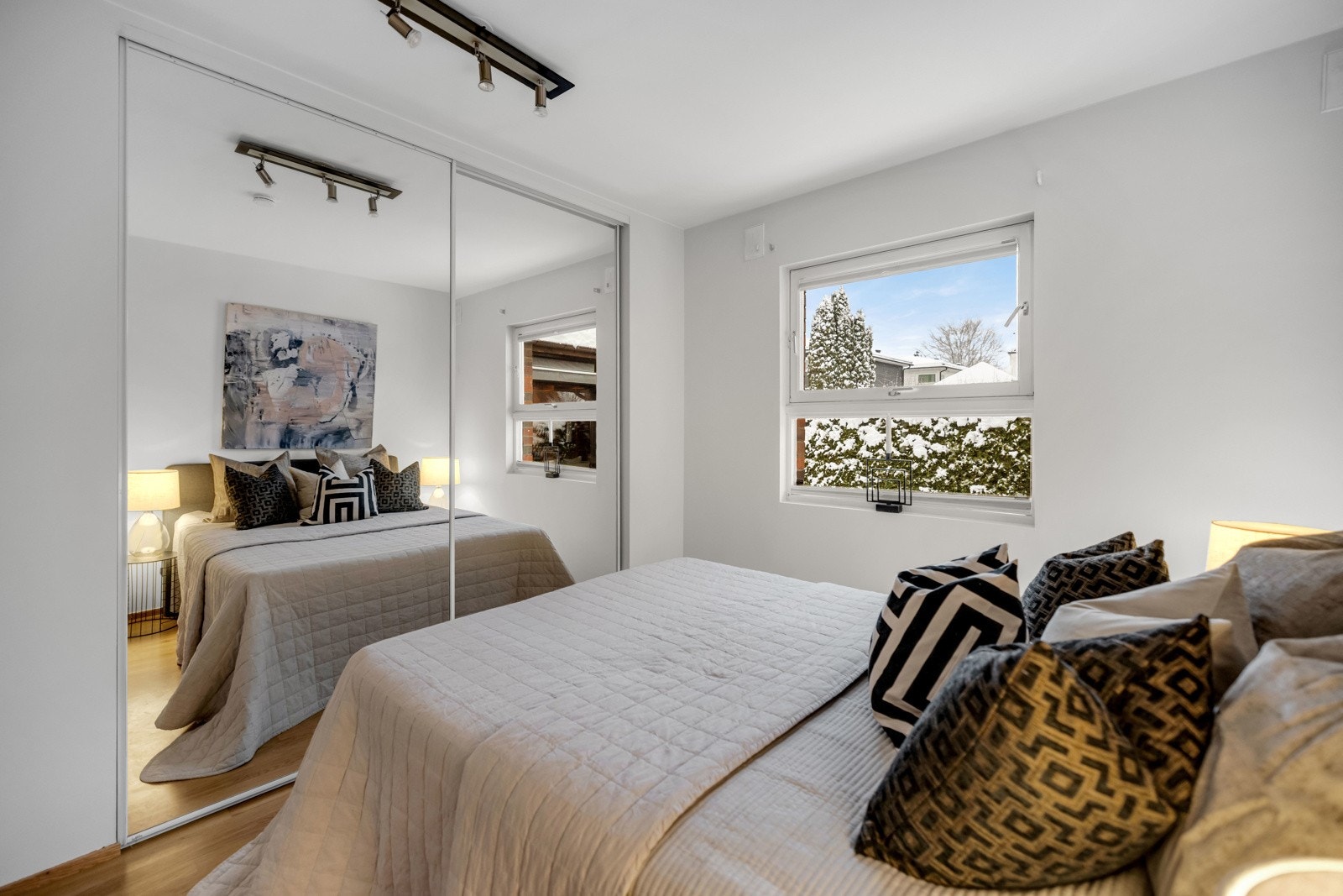 Soverom nr.2 har garderobe med skyvedører i speil. Galleribilde