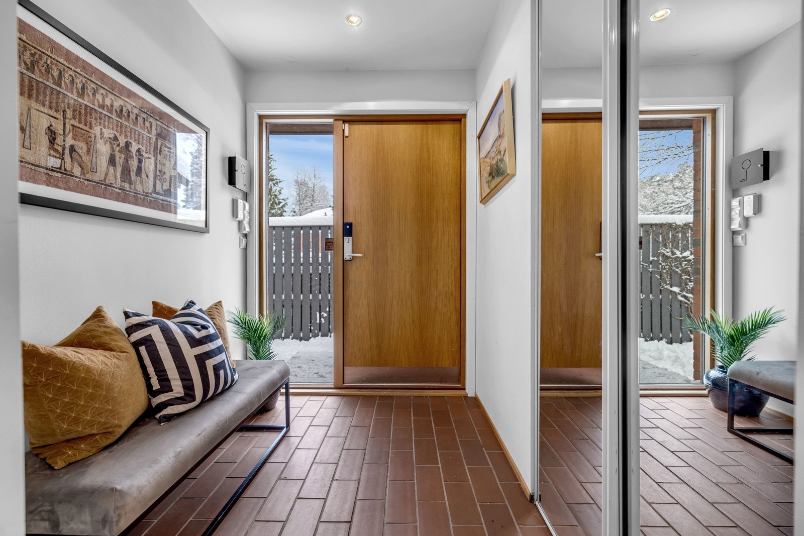 Entreén har skyvedørsgarderobe med speildører. Galleribilde