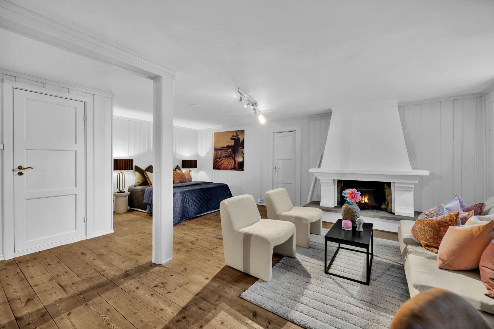 Videre har man en full underetasje, som også har egen, separat inngang fra utsiden av boligen. Galleribilde