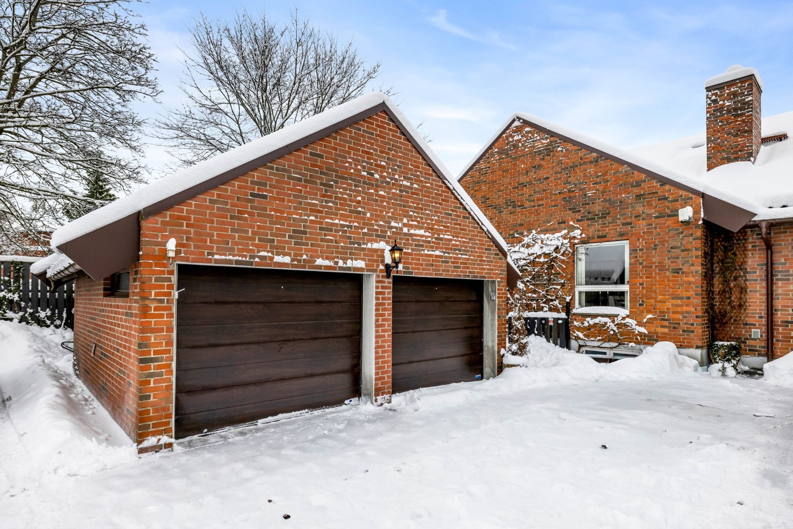 Denne boligen disponerer 1 garasjeplass i dobbeltgarasje (høyre side), samt flere biloppstillingsplasser. Galleribilde