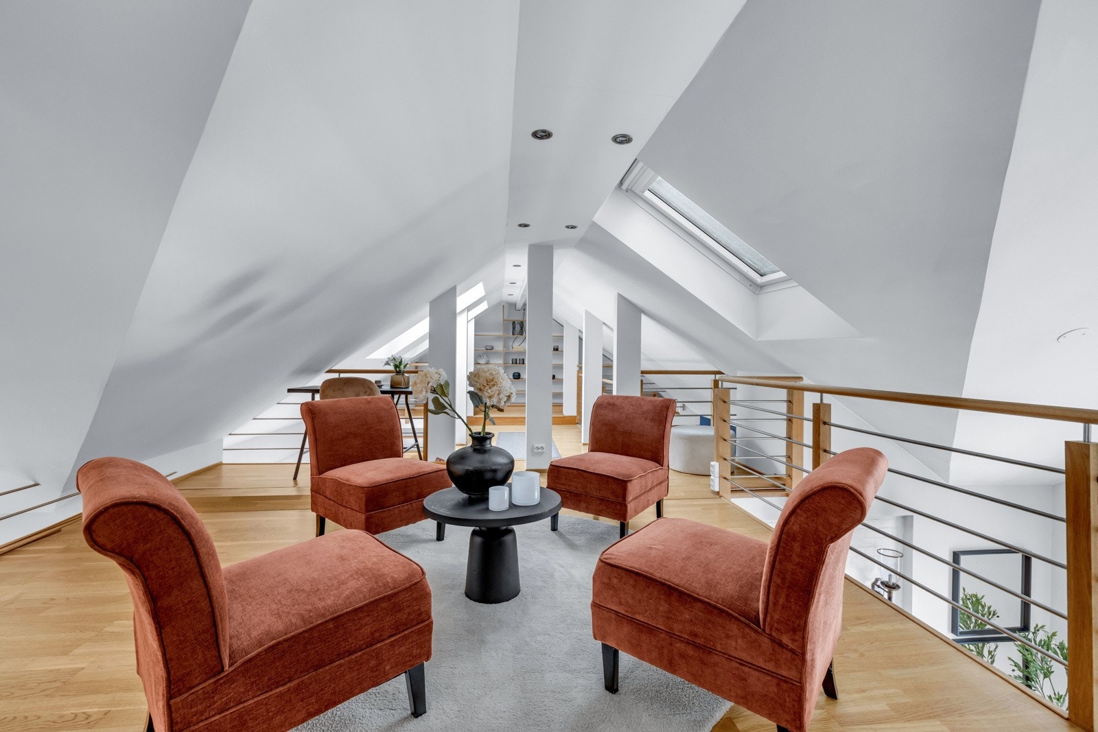 Over 1.etg har man er åpent loftsareal som gir både ekstra oppholdsrom/tv-stue, plass til kontor m.m. Galleribilde