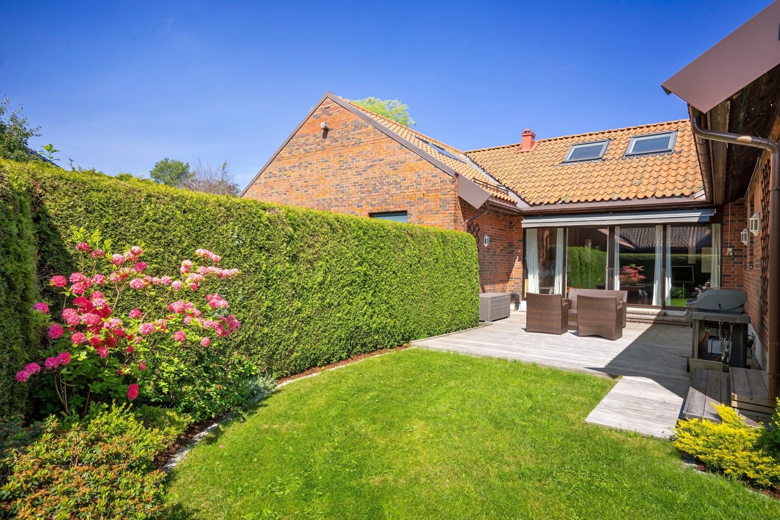 I front av huset finner man en solrik terrasse på hele 30 kvm. Galleribilde