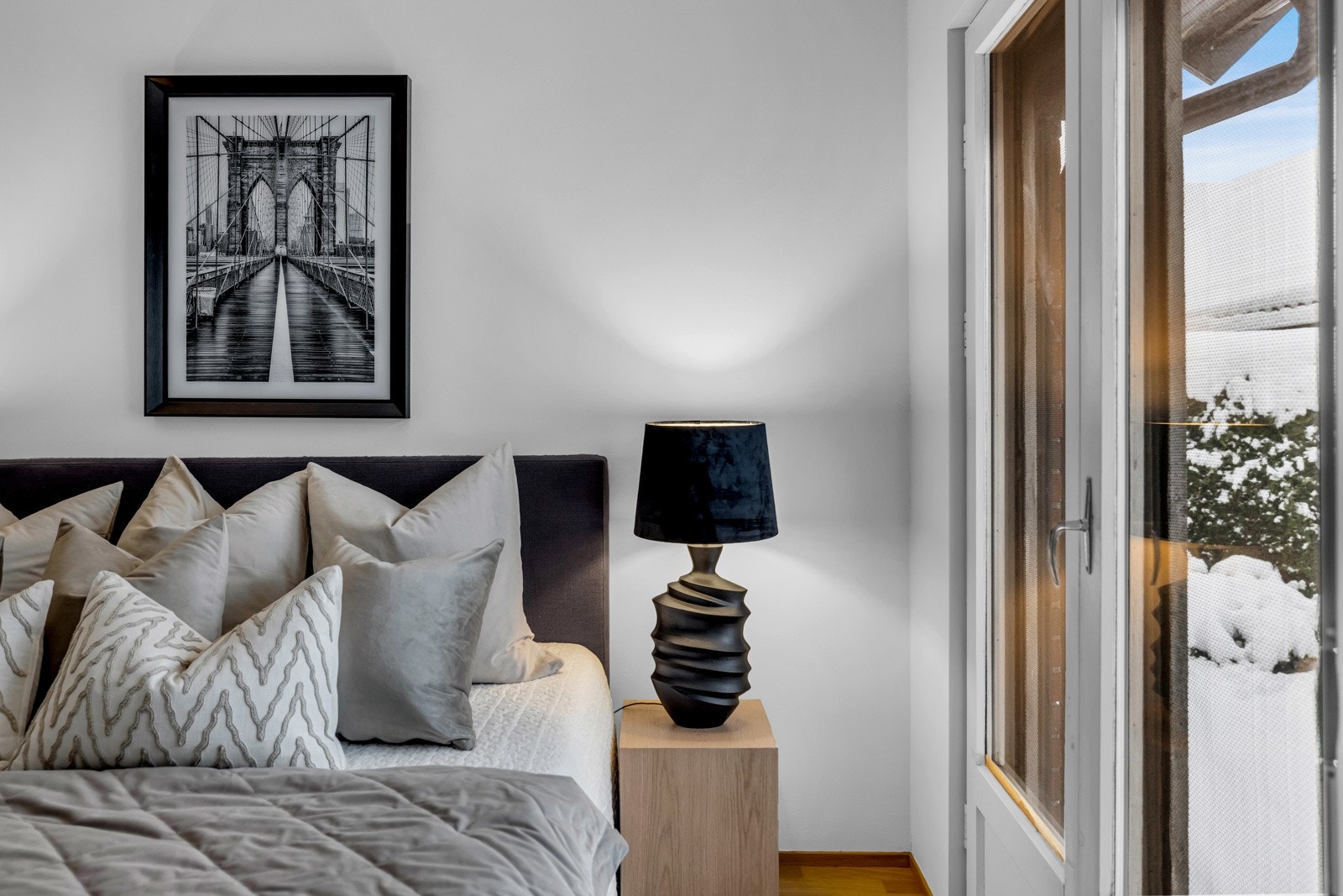 Hovedsoverommet har god plass til dobbeltseng med tilhørende nattbord. Galleribilde