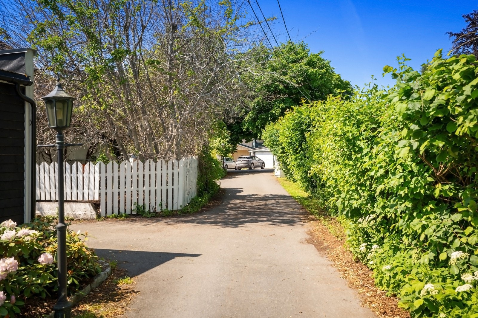 Foran boligen er tomten pent opparbeidet, med asfaltert gårdsplass. Boligen ligger i en stikkvei og her kan de minste leke trygt. Galleribilde
