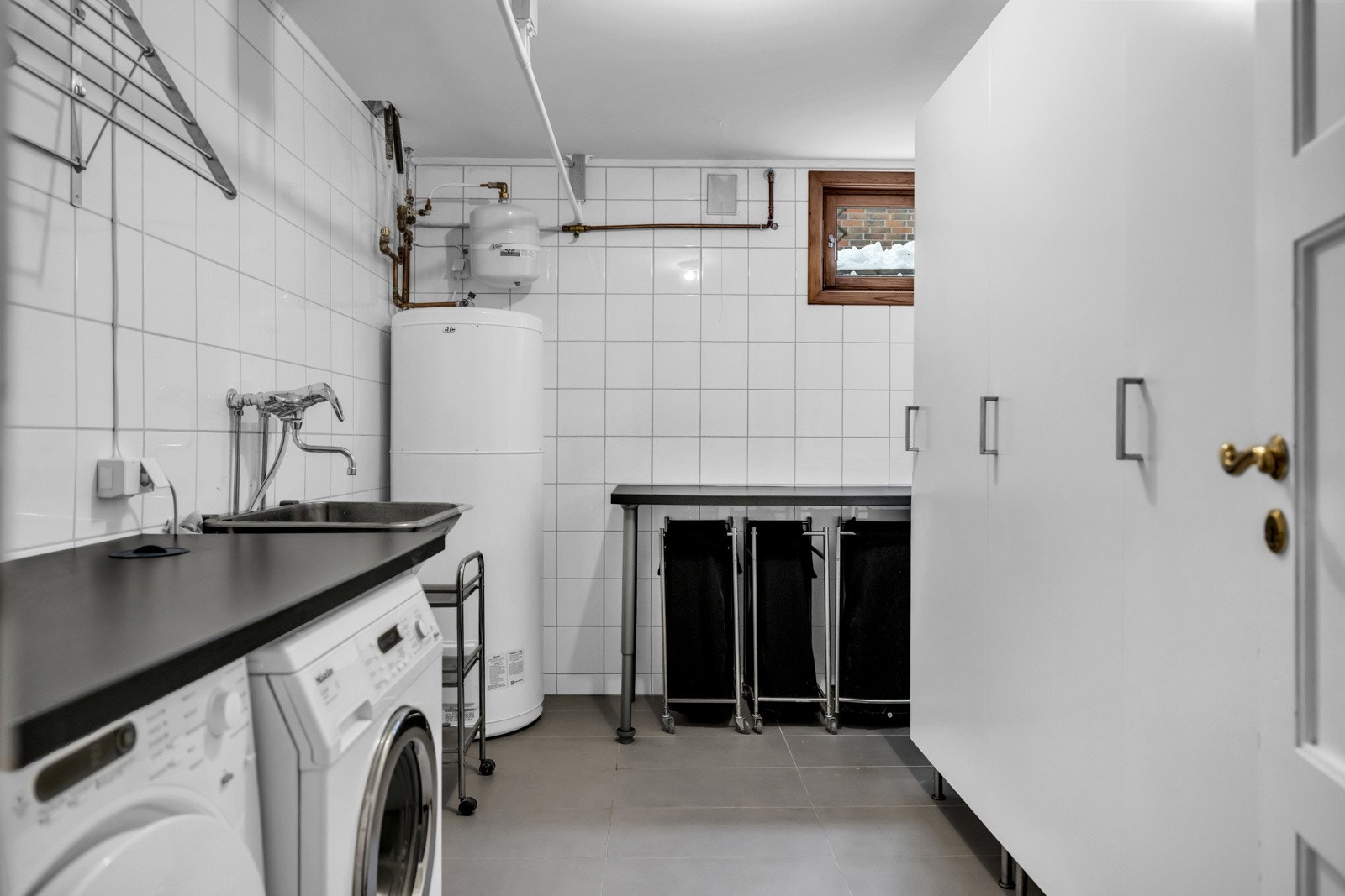 Stort vaskerom pusset opp i 2010 med god lagringsplass. Galleribilde