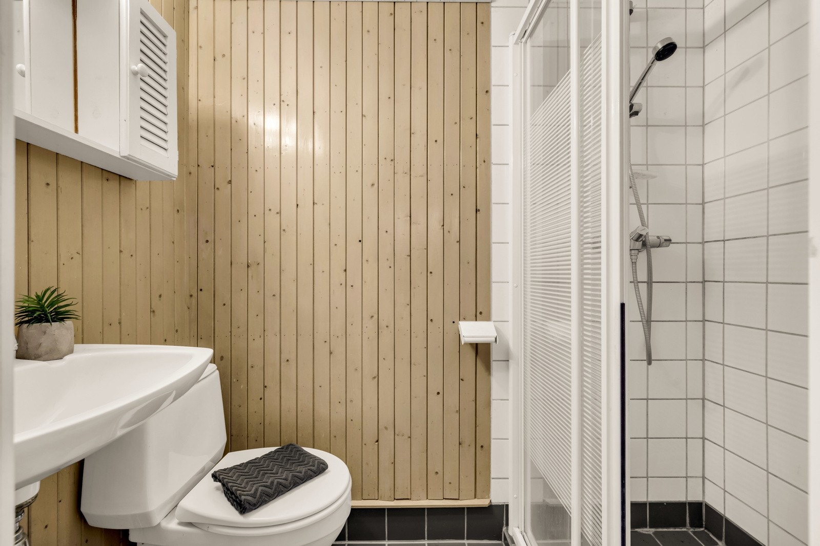 Videre har underetasjen ytterligere et bad med tilhørende badstue, et stort vaskerom og separat wc. Galleribilde