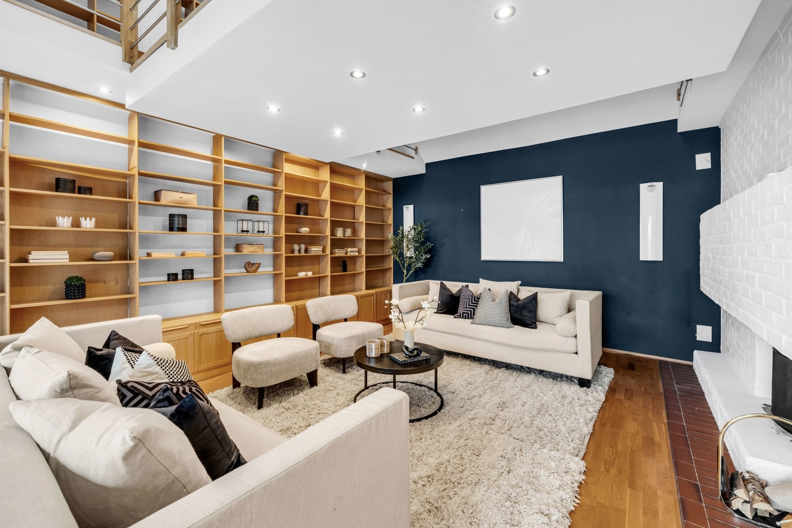 Dagligstuen har både peis, stor, plassbygget bokhylle og utgang til terrassen. Galleribilde