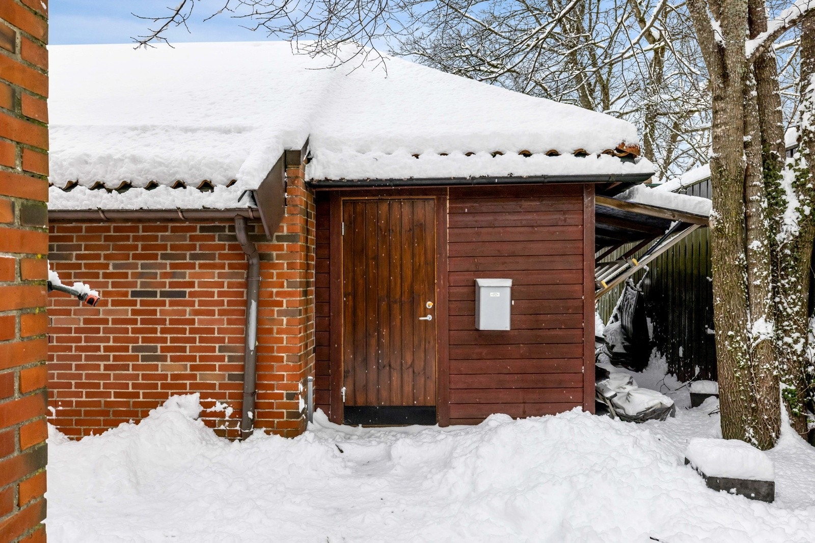 Uteboden bak garasjen rommer ca. 11 kvm, og gir god lagringsplass til hagemøbler, sykler m.m. Galleribilde