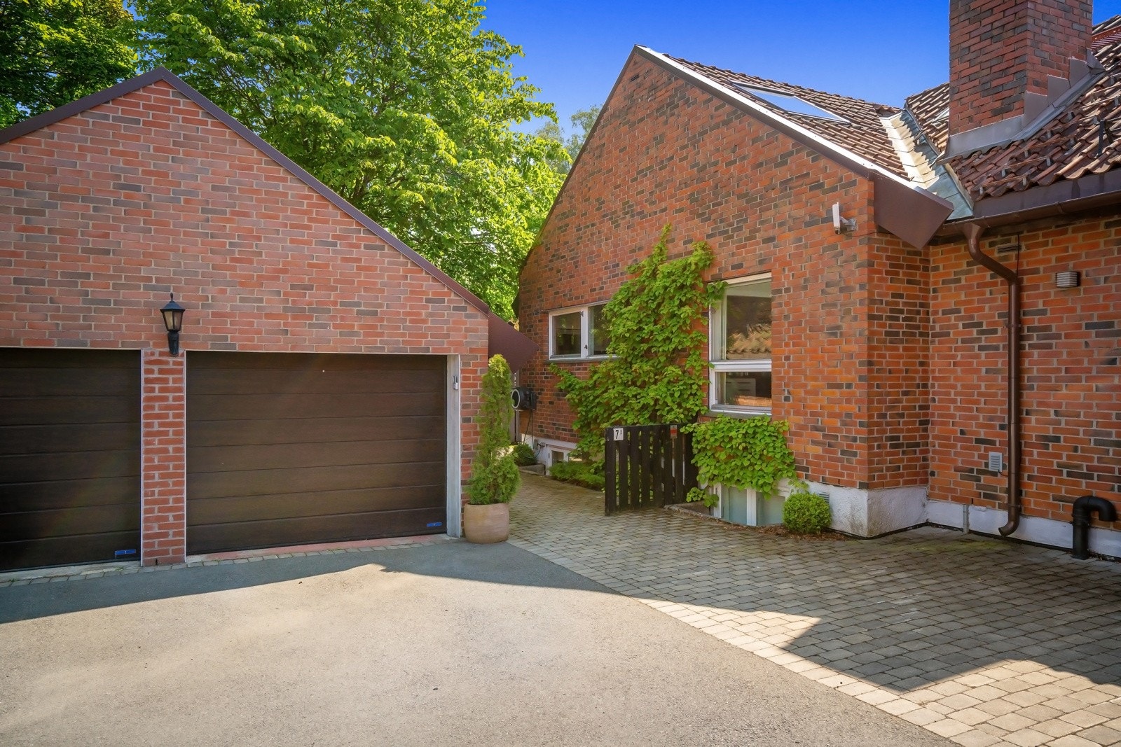 Naboen i tomannsboligen disponerer venstre side av garasjen, og har mulighet for å parkere 1 bil foran sin garasjeport. Ellers disponerer denne boligen høyre side av garasje og øvrige p-plasser. Galleribilde