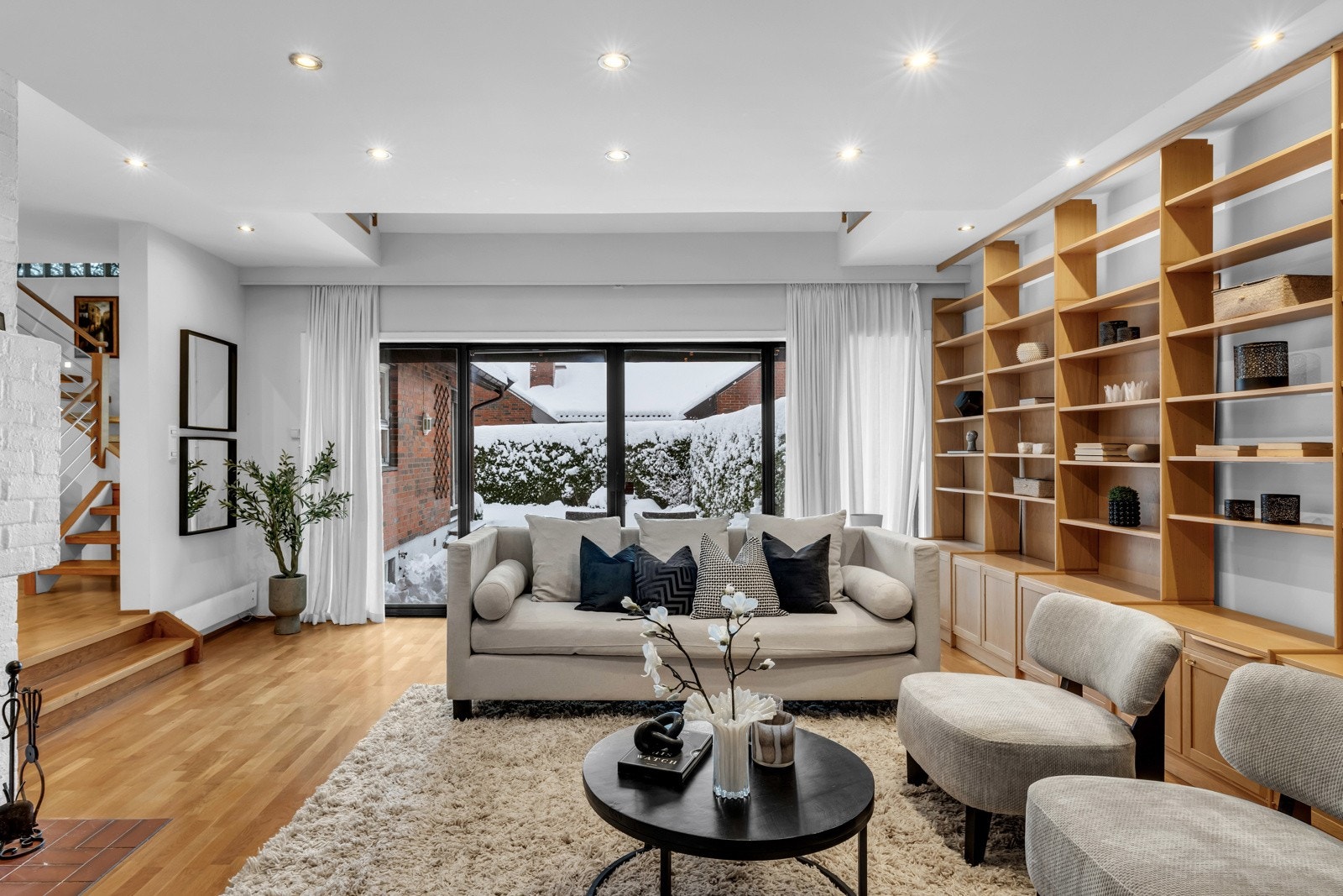 Det er gjennomgående parkett på gulv, og veggoverflater er lyse. Galleribilde