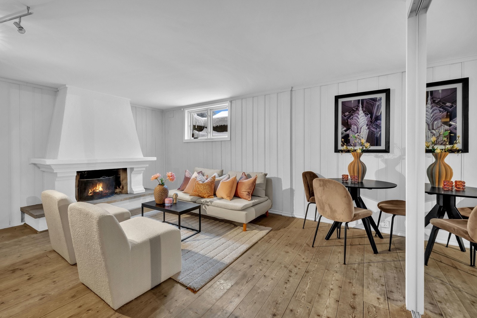 Kjelleren har et stort disponibelt rom som per i dag er innredet som kjellerstue, med hybelkjøkken og tilgang til bad. Galleribilde