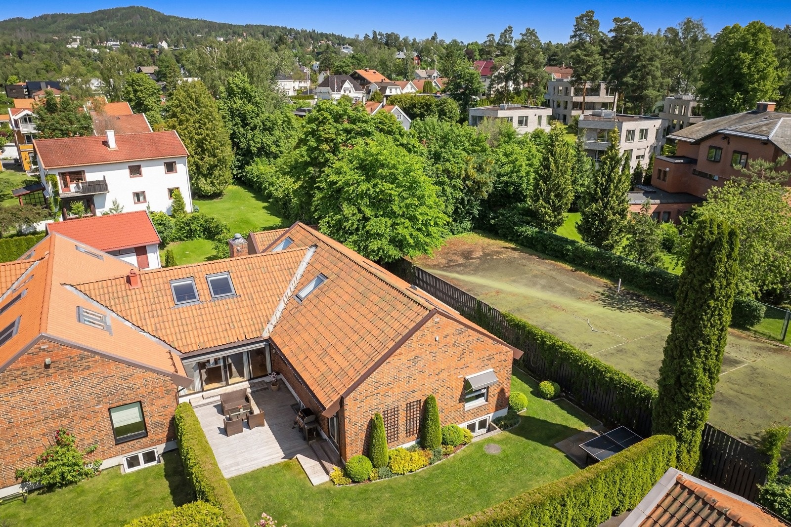 Beliggenheten er et eldorado for barnefamilier som ønsker å bo sentralt,- men likevel grønt og landlig med nærhet til både byen og marka. Galleribilde