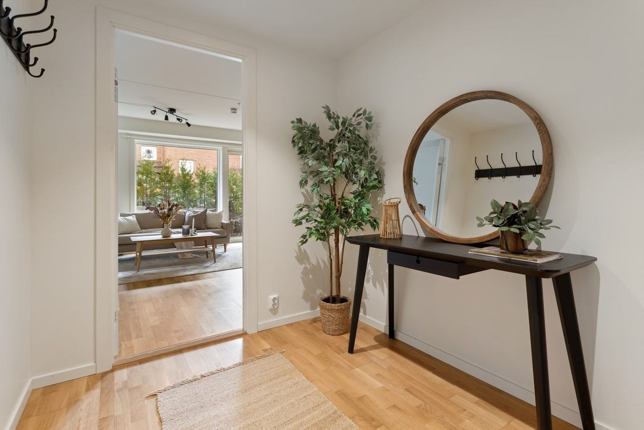 Entré med god plass til oppheng og møblering. Galleribilde