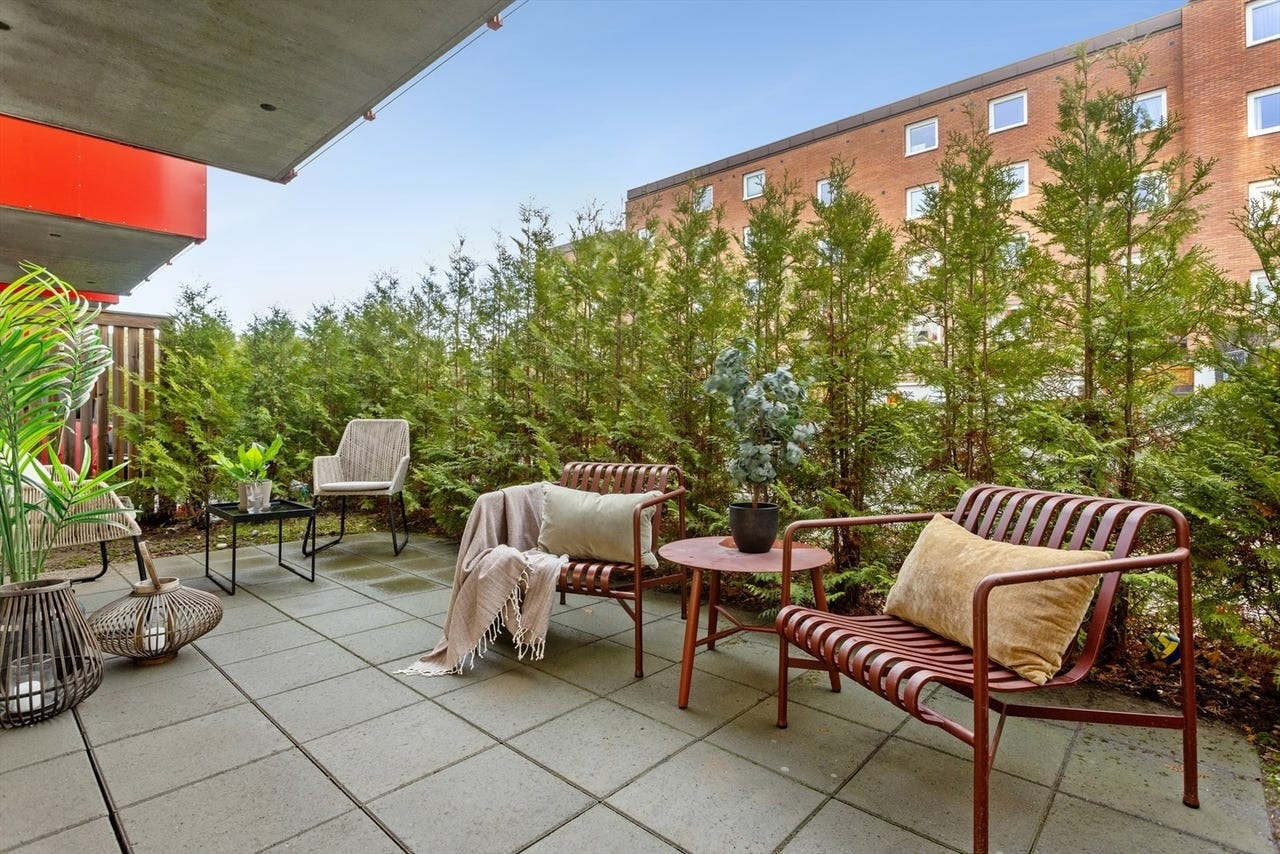 Skjermet og romslig terrasse med god plass til utemøbler. Galleribilde