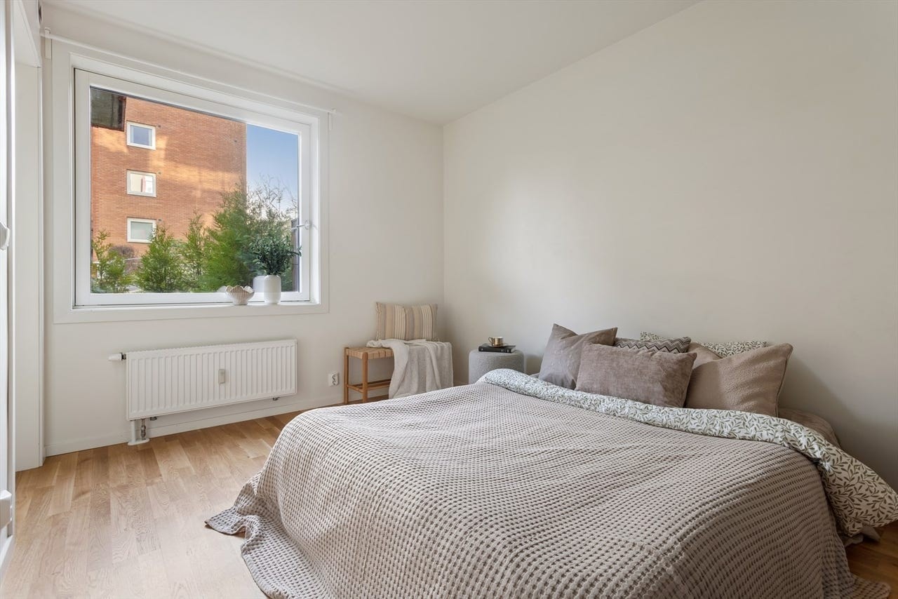 Hovedsoverom med stort vindu og god plass. Galleribilde