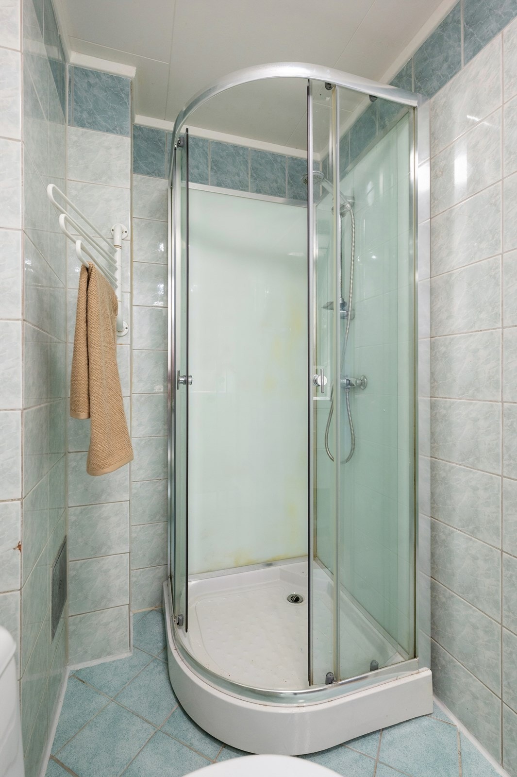 Rommet er i tillegg utstyrt med et praktisk dusjkabinett. Galleribilde