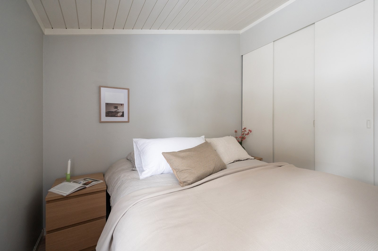 Rommet er utstyrt med en praktisk garderobeløsning som bidrar til god orden og ryddighet i hverdagen. Galleribilde