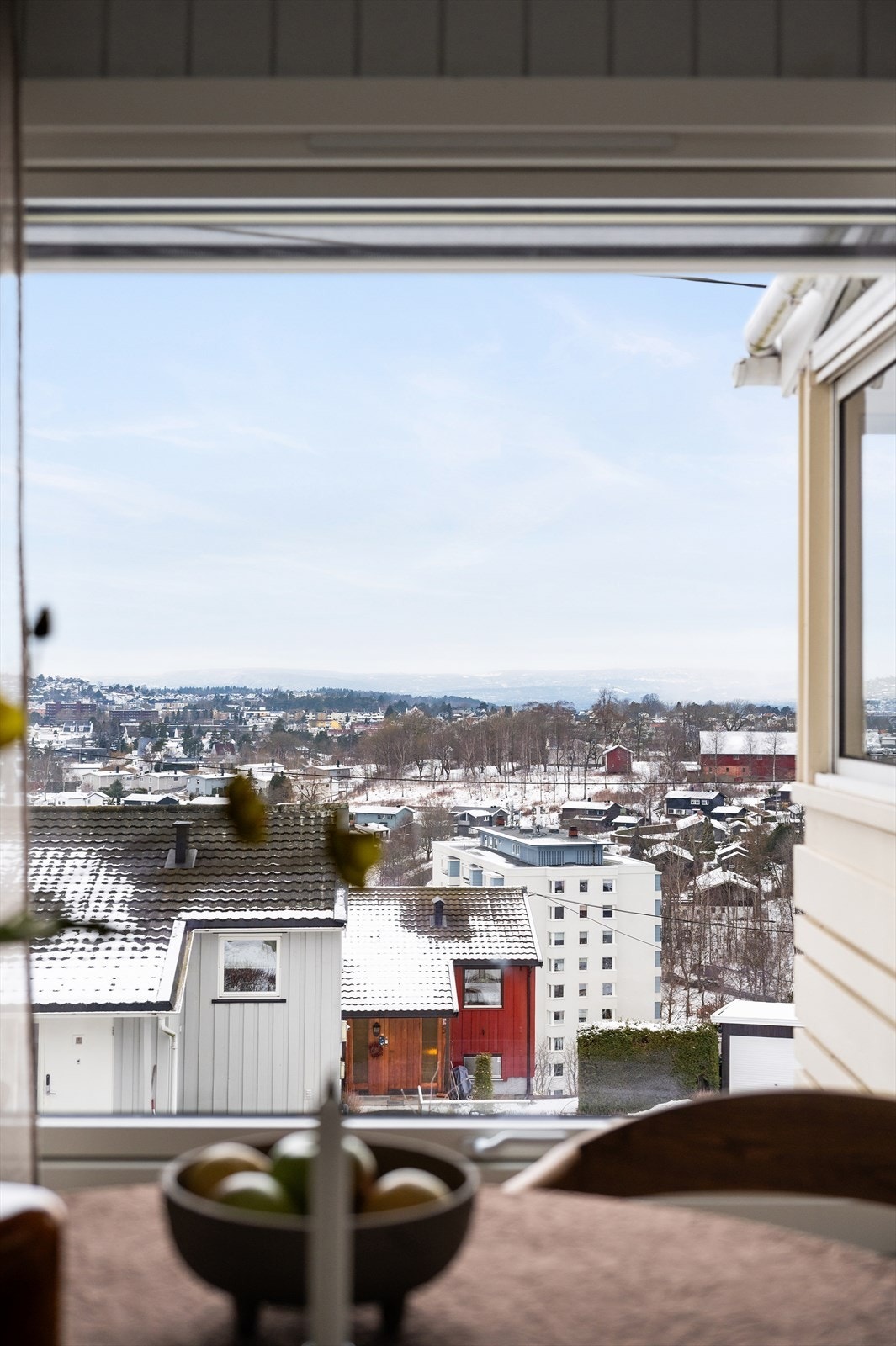 De store vindusflatene gjør at utsikten kan nytes fra flere områder i leiligheten. Galleribilde