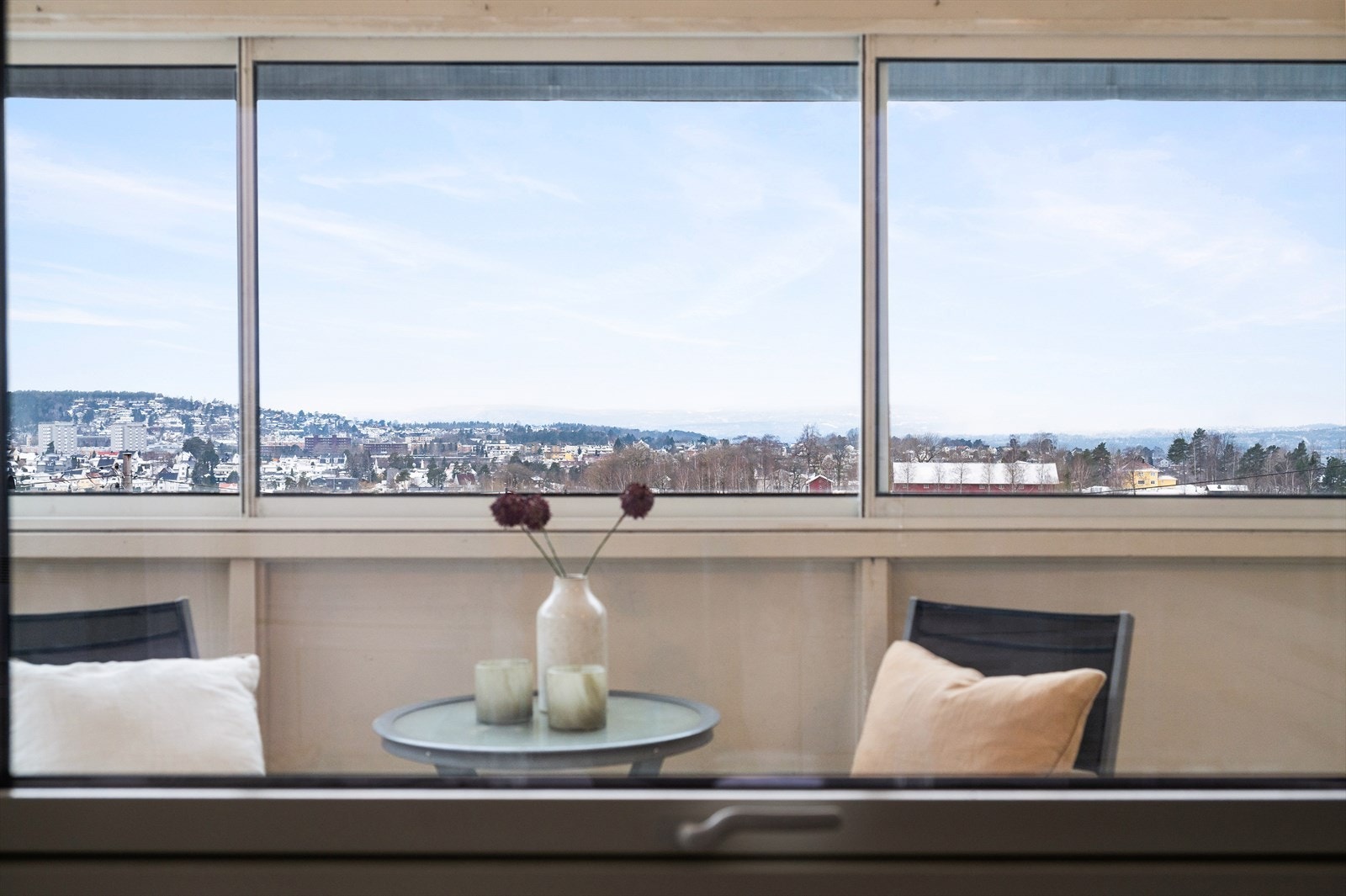 Den innglassede, vestvendte balkongen gir svært gode utsiktsforhold. Galleribilde