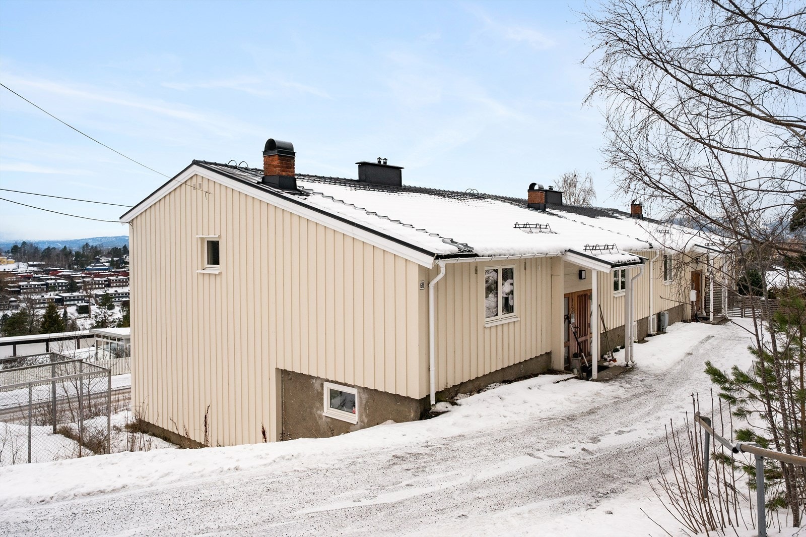 Sameiets tomt er pent opparbeidet med variert beplantning. Galleribilde