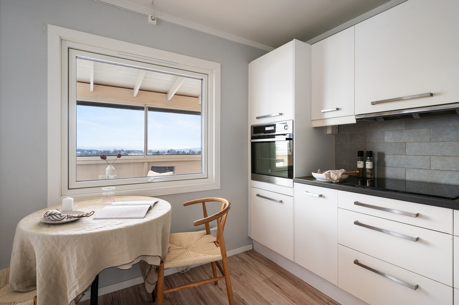 Benkeplaten er av laminat og er utstyrt med vaskekum og kjøkkenkran. Galleribilde