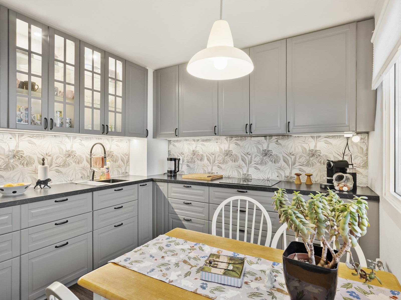 Integrert stekeovn og platetopp, samt godt med arbeidslys under overskapene. Galleribilde