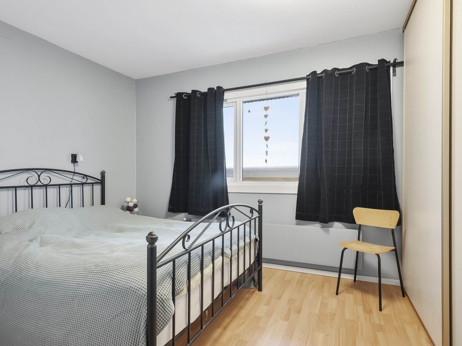 Hovedsoverommet er av god størrelse med plass til dobbeltseng. Galleribilde