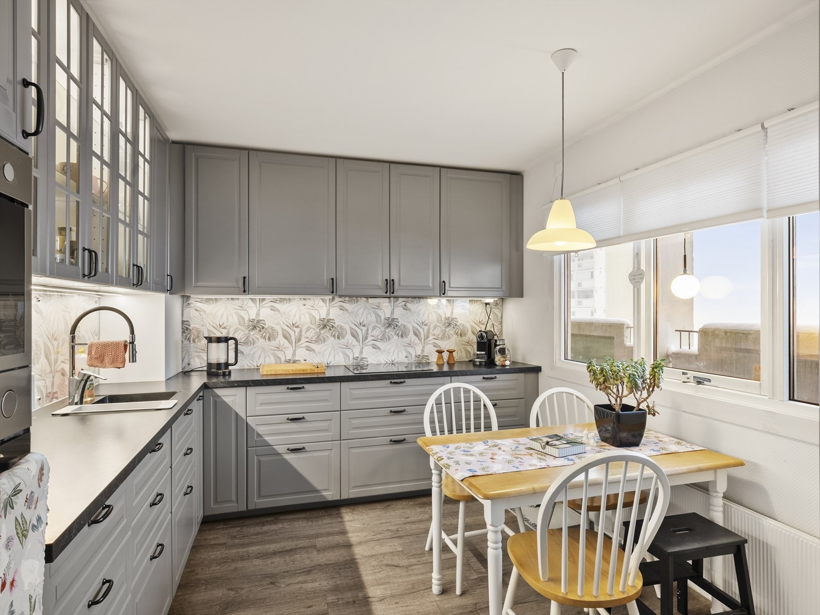 Kjøkkeninnredningen har profilerte fronter og vitrineskap som gir et klassisk uttrykk. Galleribilde