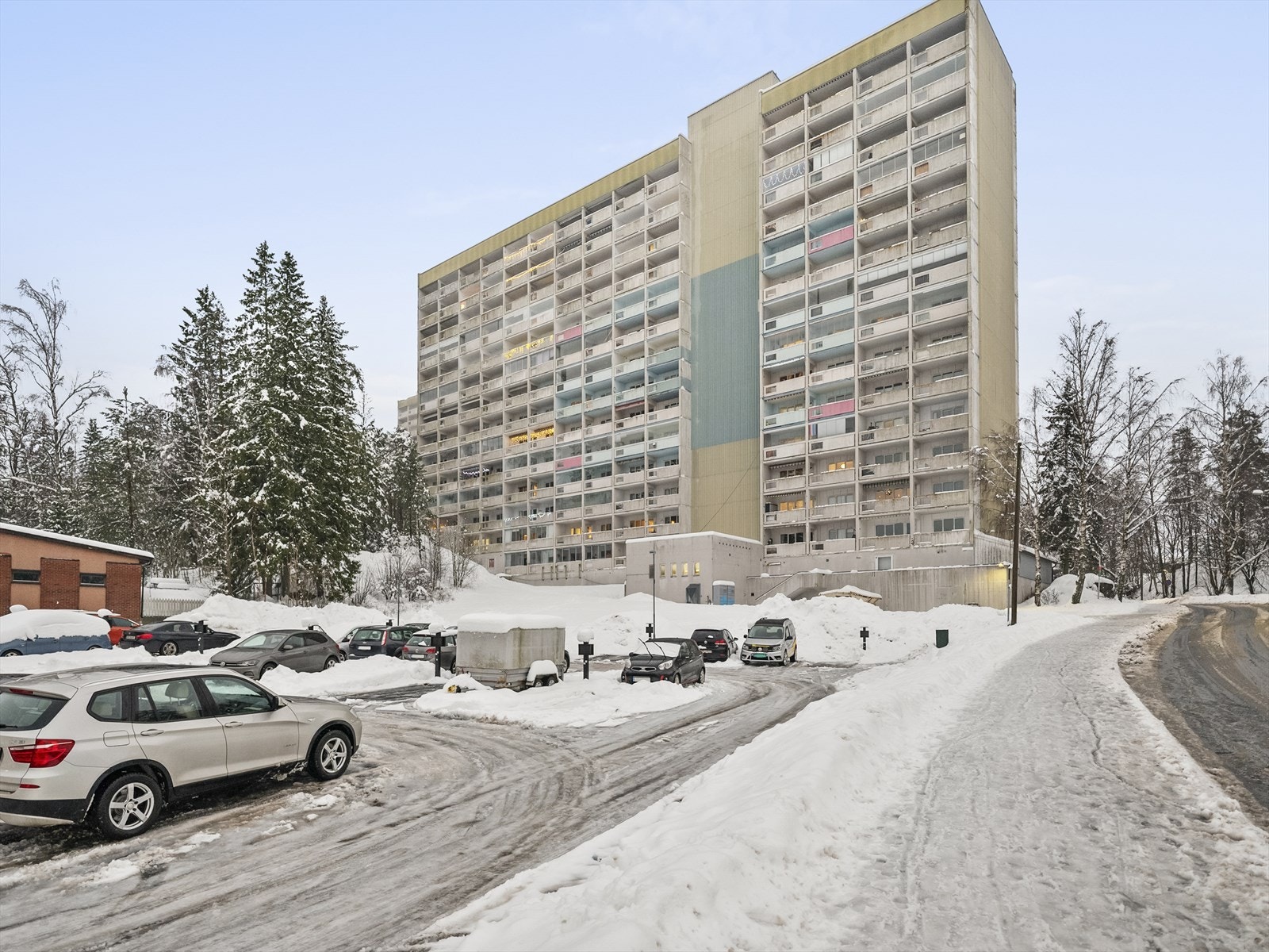 Nærmeste dagligvare er søndagsåpne Bunnpris, og Triaden Storsenter er en kort kjøretur unna. Galleribilde