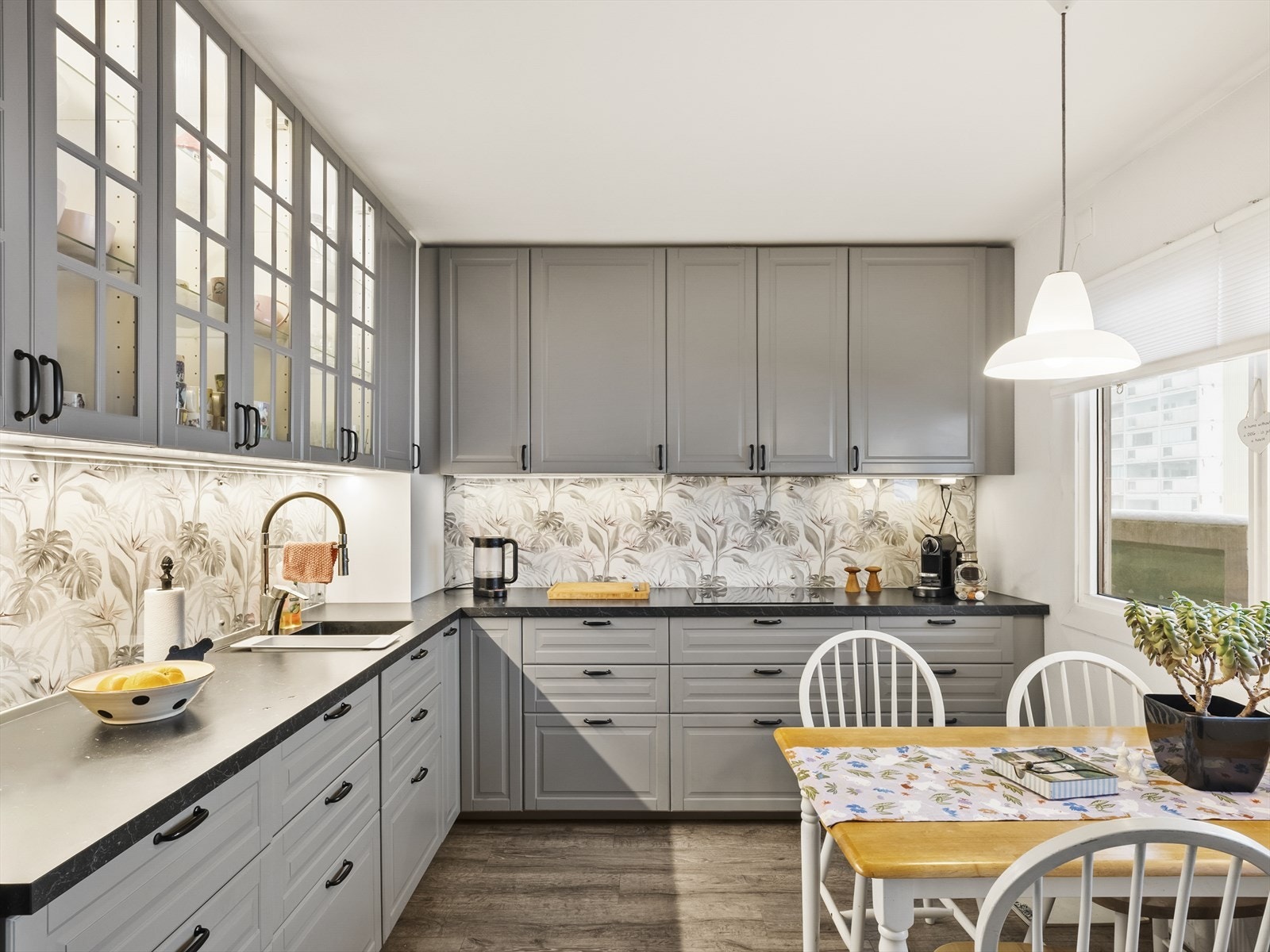 Arealeffektivt kjøkken med god skap- og benkeplass, samt rom for en spiseplass ved vinduet. Galleribilde