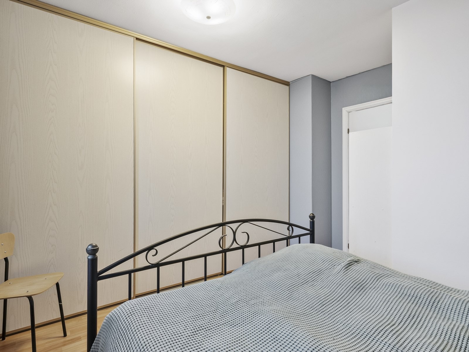 En stor skyvedørsgarderobe gir rikelig med oppbevaringsplass. Galleribilde