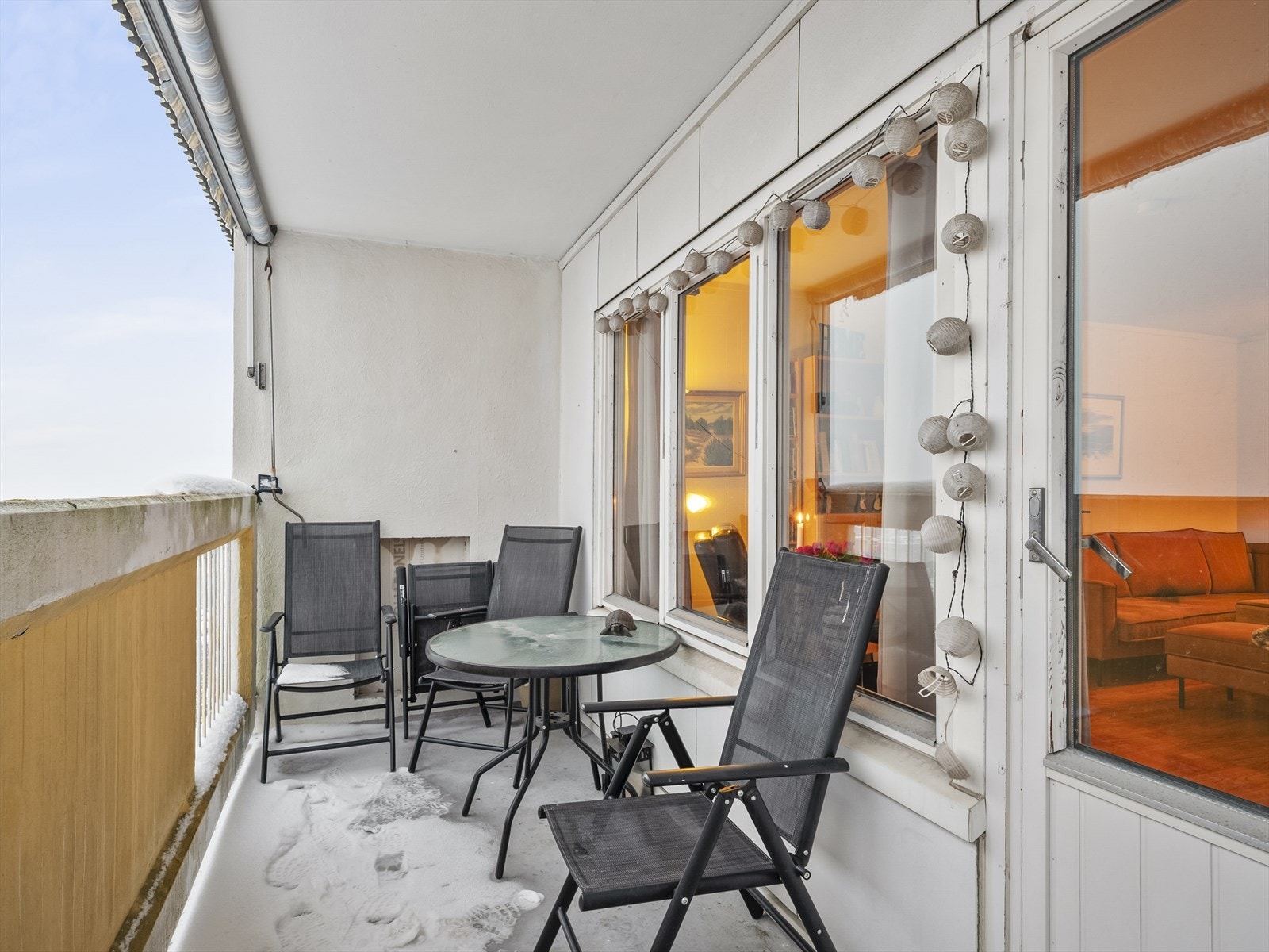 Balkongen er et fint supplement til leiligheten og utvider stuen på varmere dager. Galleribilde