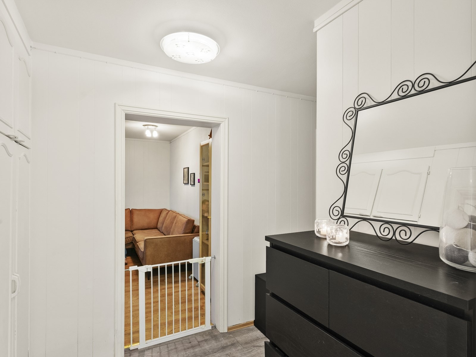 Gangen leder videre inn mot stuen og kjøkkenet. Galleribilde