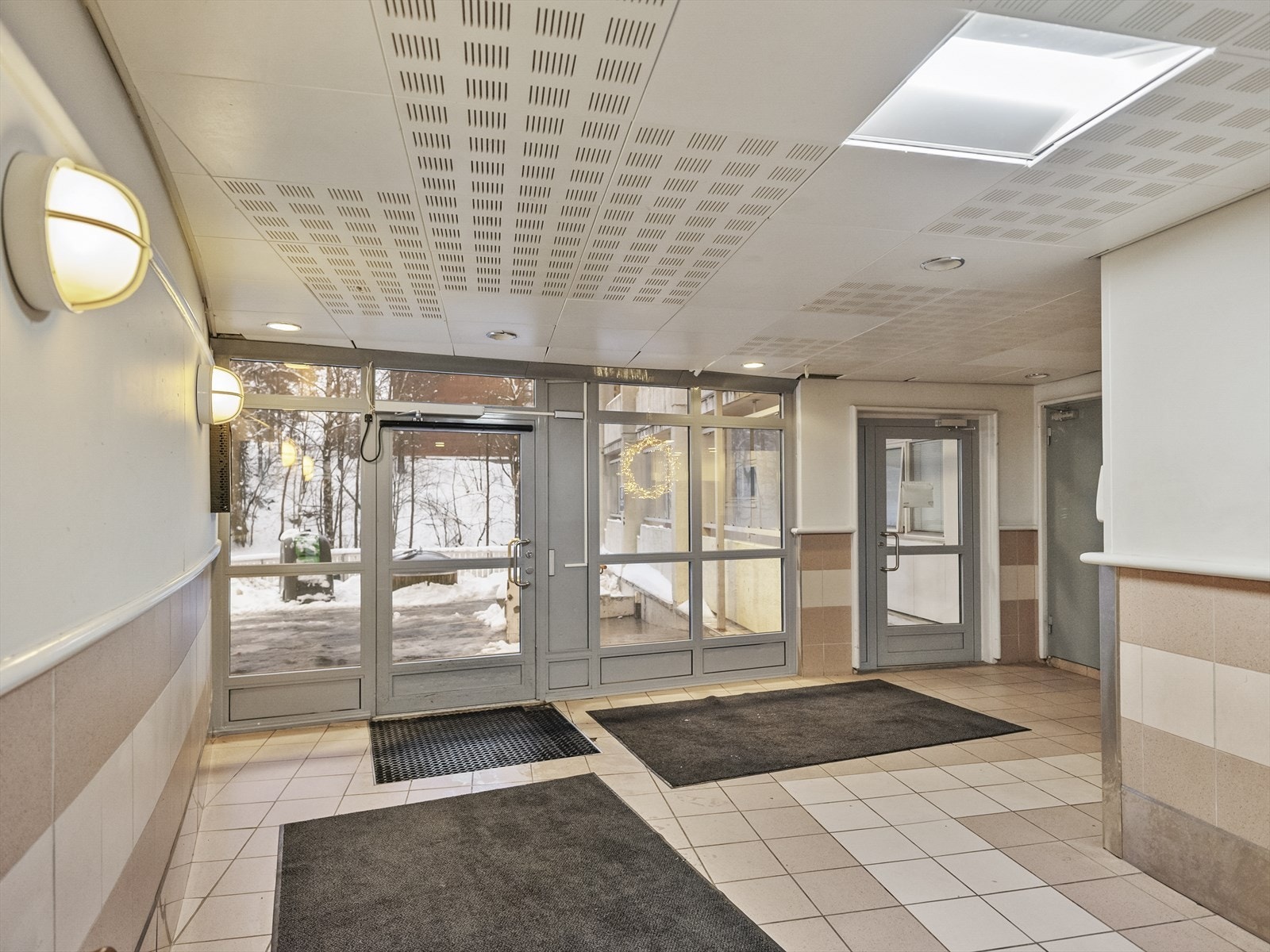 Felles inngangsparti som er lyst og vedlikeholdt. Galleribilde