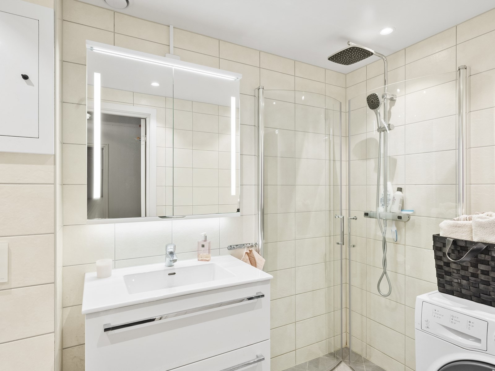 Dusjhjørne med innfellbare glassdører og regnfallsdusj. Galleribilde