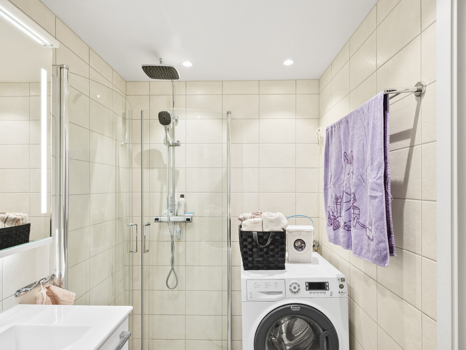 Badet har opplegg for vaskemaskin, noe som forenkler klesvasken i hverdagen. Galleribilde