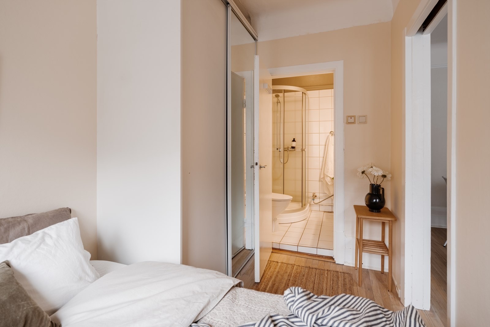 Praktisk med direkte adkomst mellom bad og soverom. Galleribilde