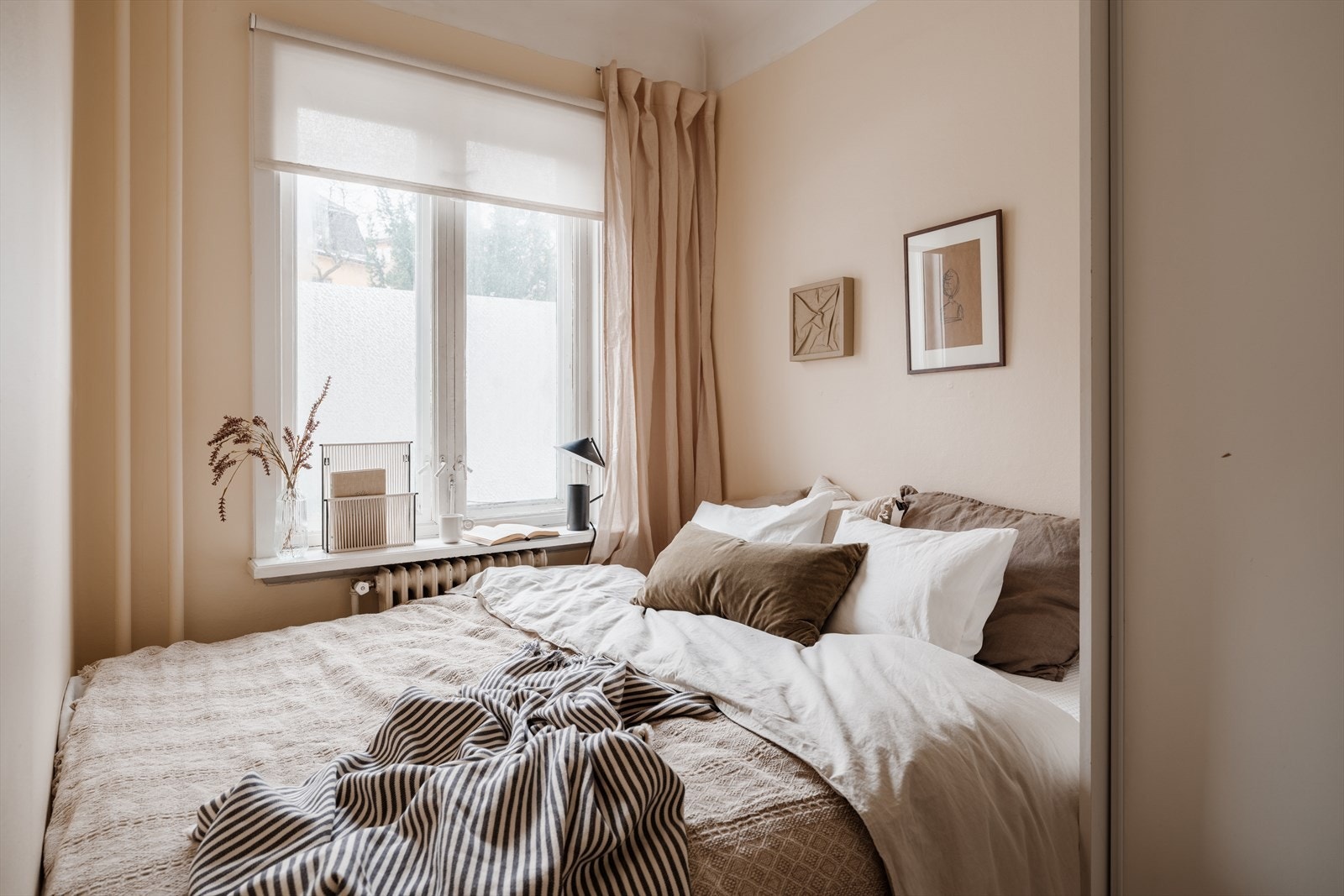 Samt dobbeltseng og vegghengt nattbord dersom man ønsker det. Galleribilde