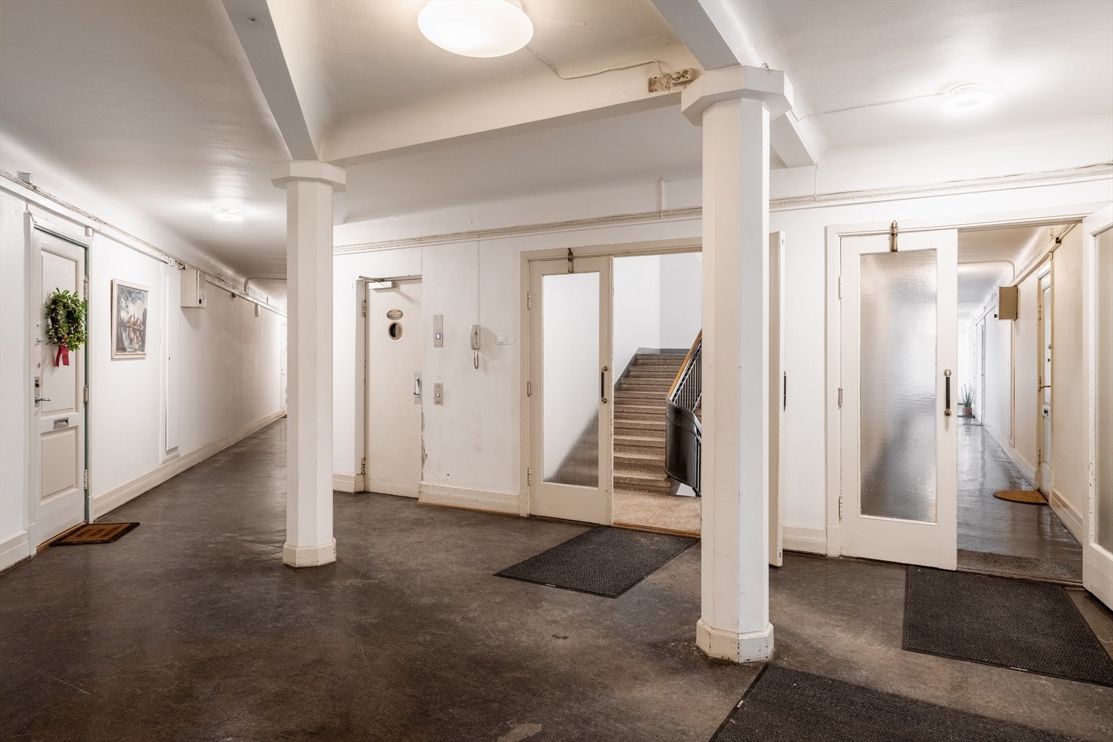 Ryddige fellesarealer. Det er heis i bygget, samt sykkelstativ og fellesvaskeri. Galleribilde