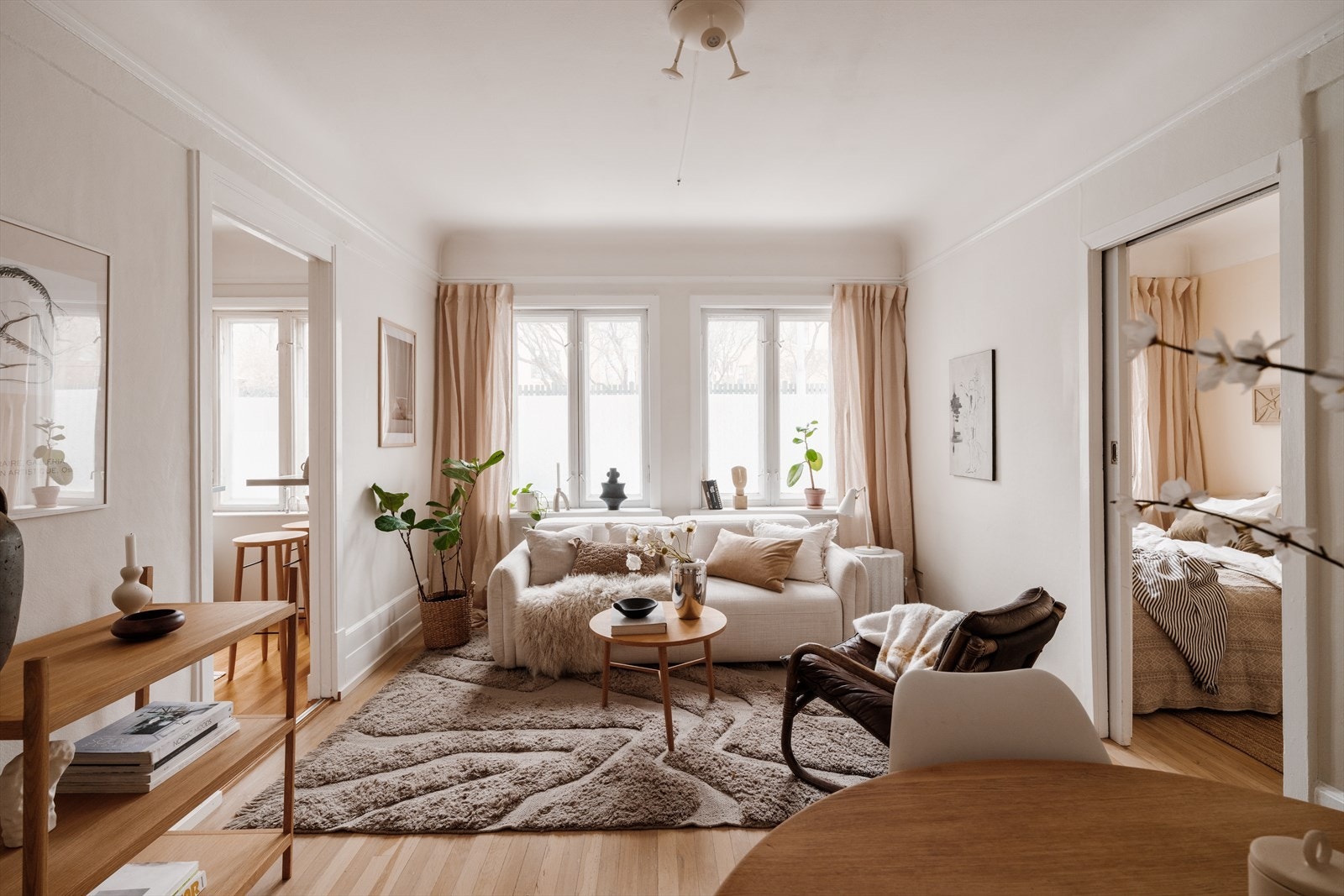 Her bor du stille og rolig i en enveiskjørt gate, men allikevel med alt av servicetilbud omtrent rett utenfor døren. Galleribilde