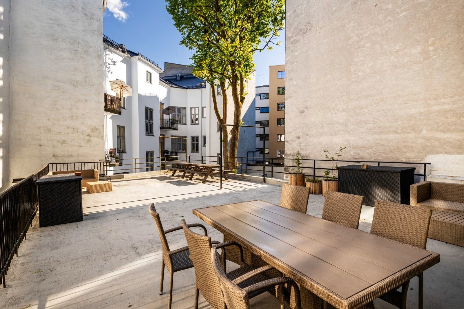 Aksjelaget har en stor felles takterrasse i bakgård. Galleribilde