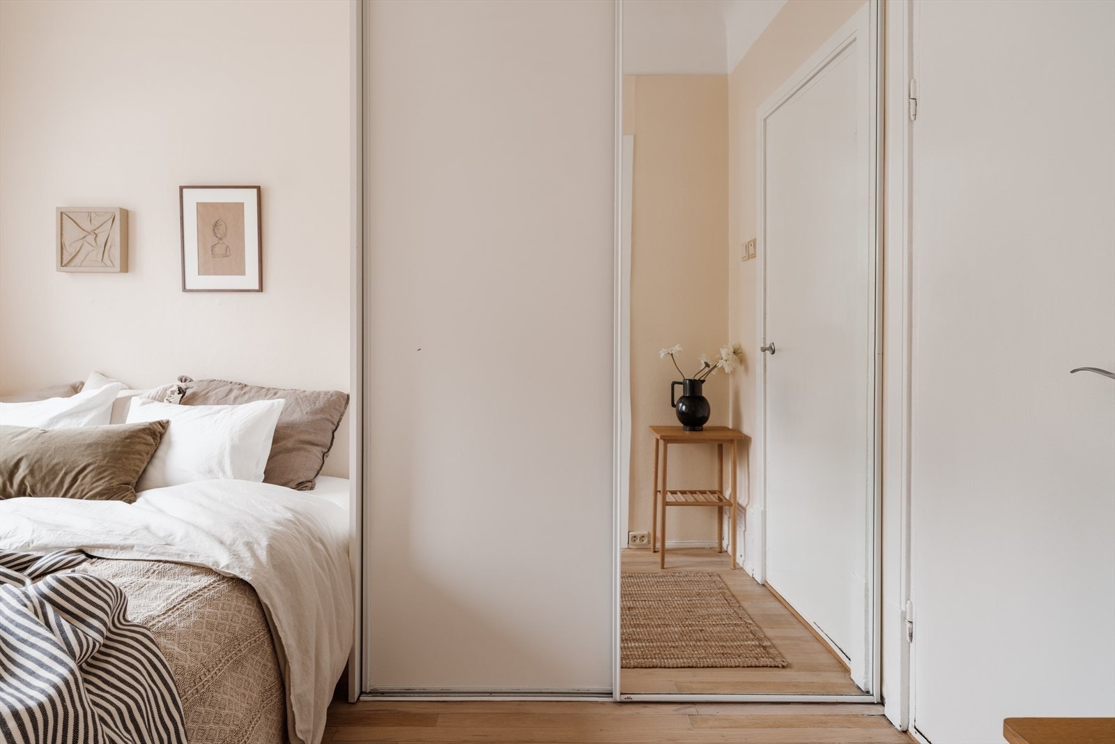 Leiligheten har et romslig soverom med god plass til oppbevaring i skap. Galleribilde