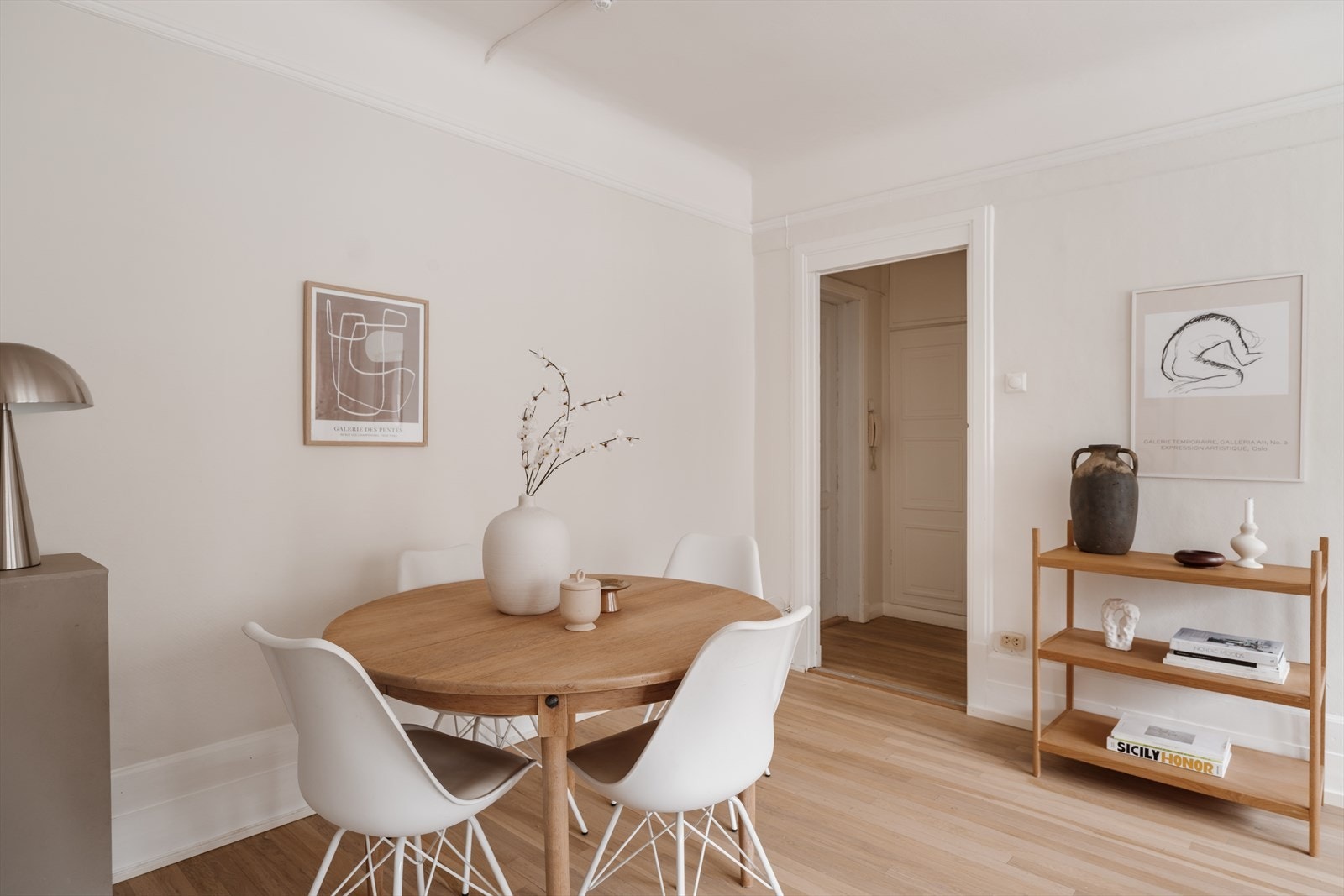 Leiligheten har en praktisk planløsning som gir rom for flere møbleringsmuligheter. På dette bildet ser du stuen og døråpningen mot yttergangen. Galleribilde