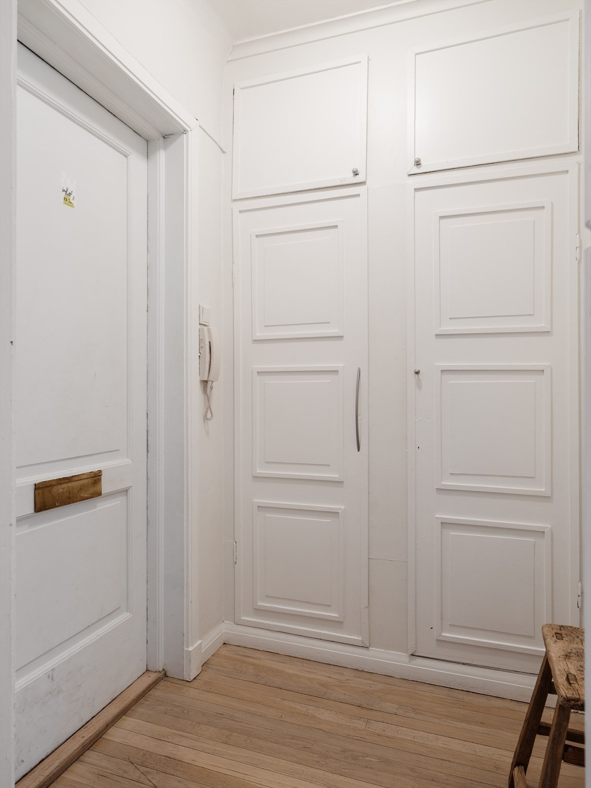 Romslig yttergang med god plass til oppbevaring i skap. Leiligheten ligger i byggets 1. etasje, men fungerer som en 2. etasje da bygget ligger i en bakke. Galleribilde