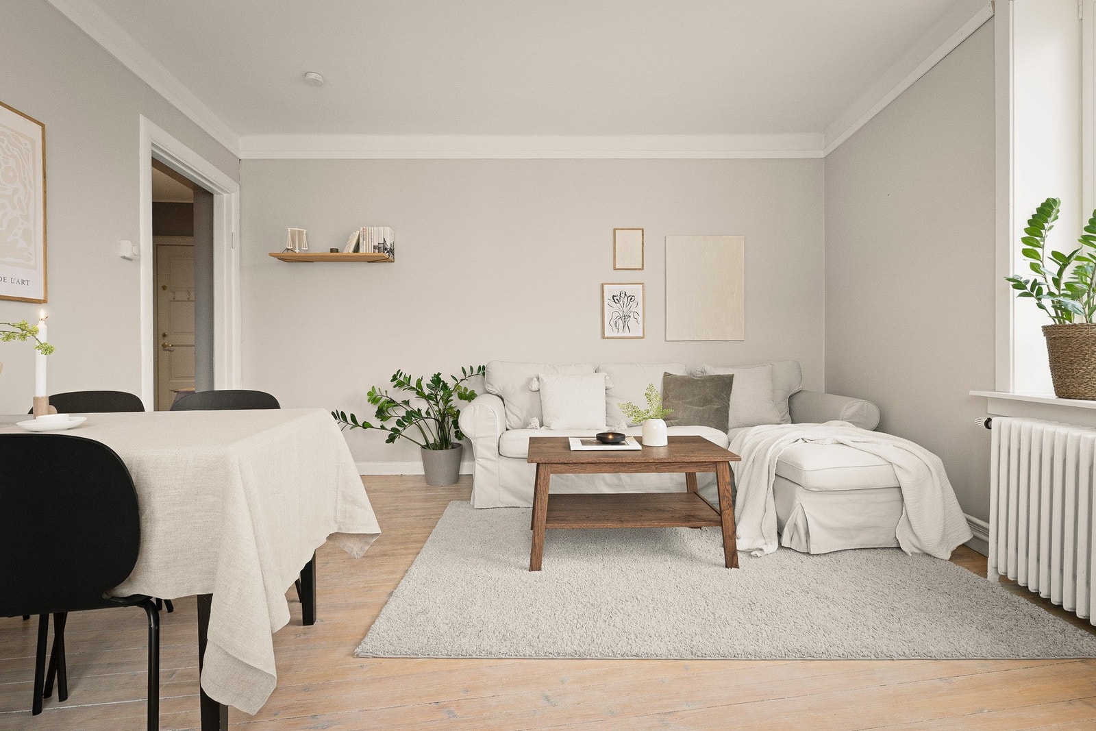 Stuen har en god og funksjonell planløsning med plass til både sofagruppe og spisebord Galleribilde