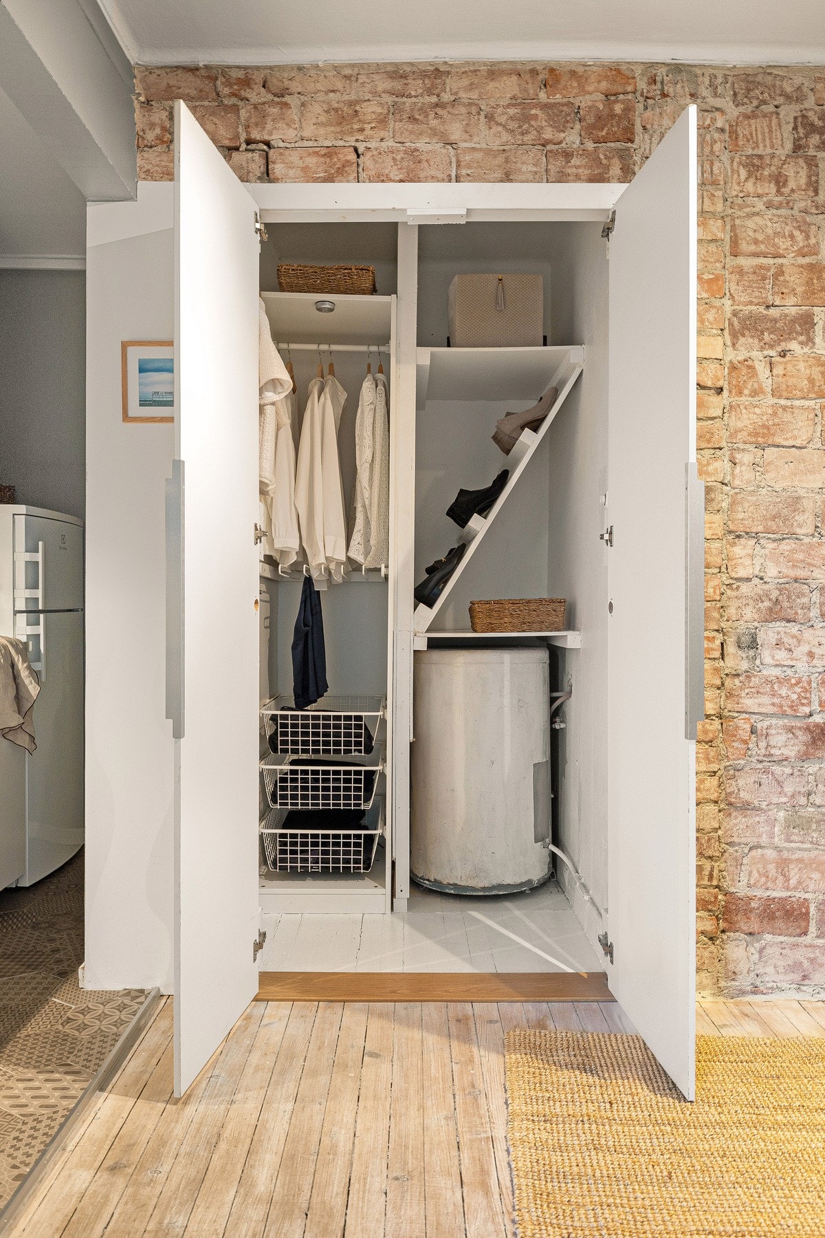 Her er det god oppbevaringsplass i plassbygd garderobeskap Galleribilde