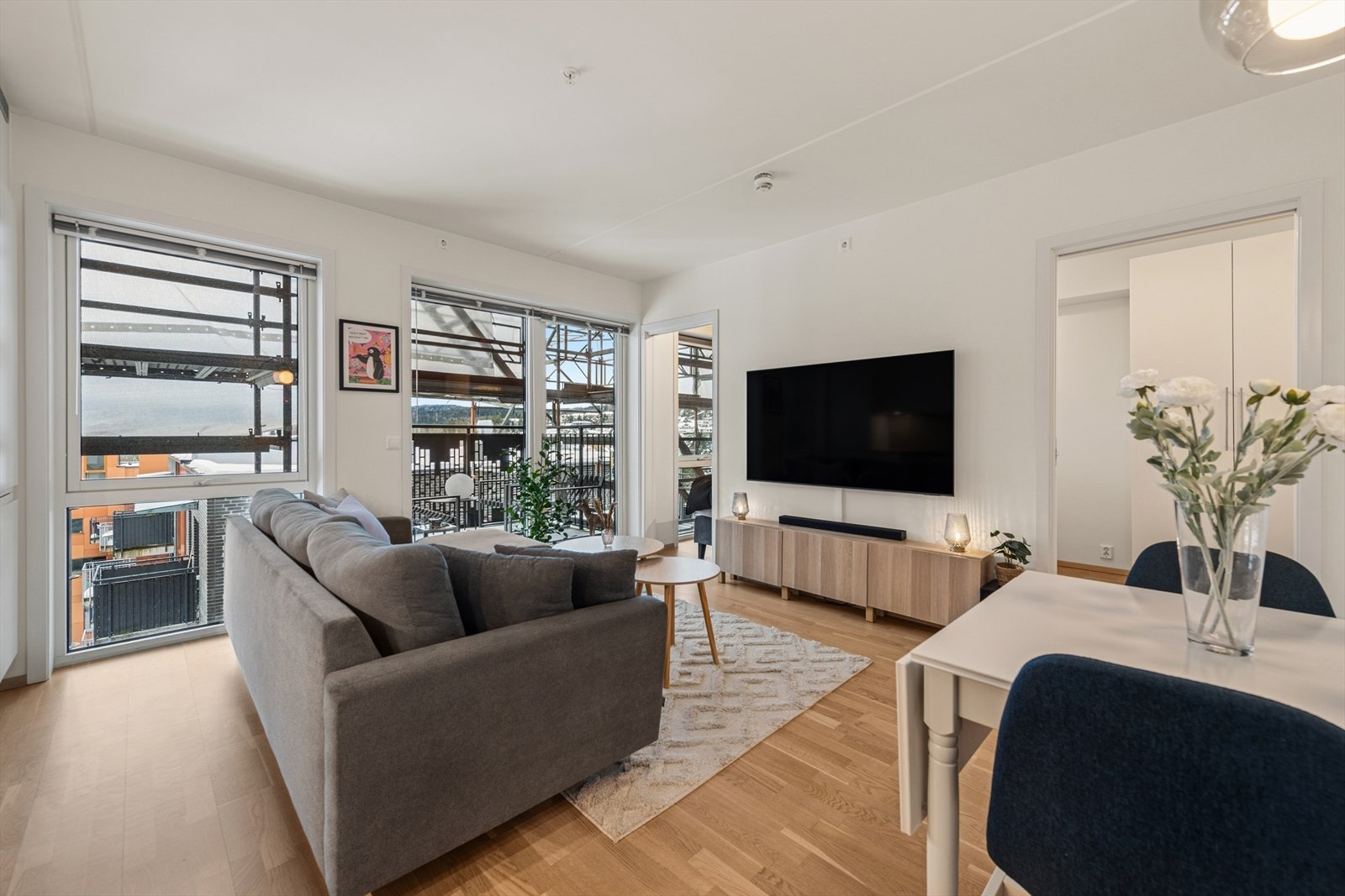 Her er det store vinduer som slipper godt med lys i rommet. Galleribilde