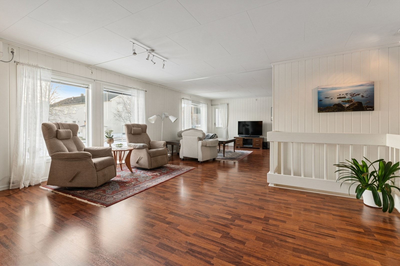 Leiligheten byr på en stor stue med god plass til flere soner. Galleribilde