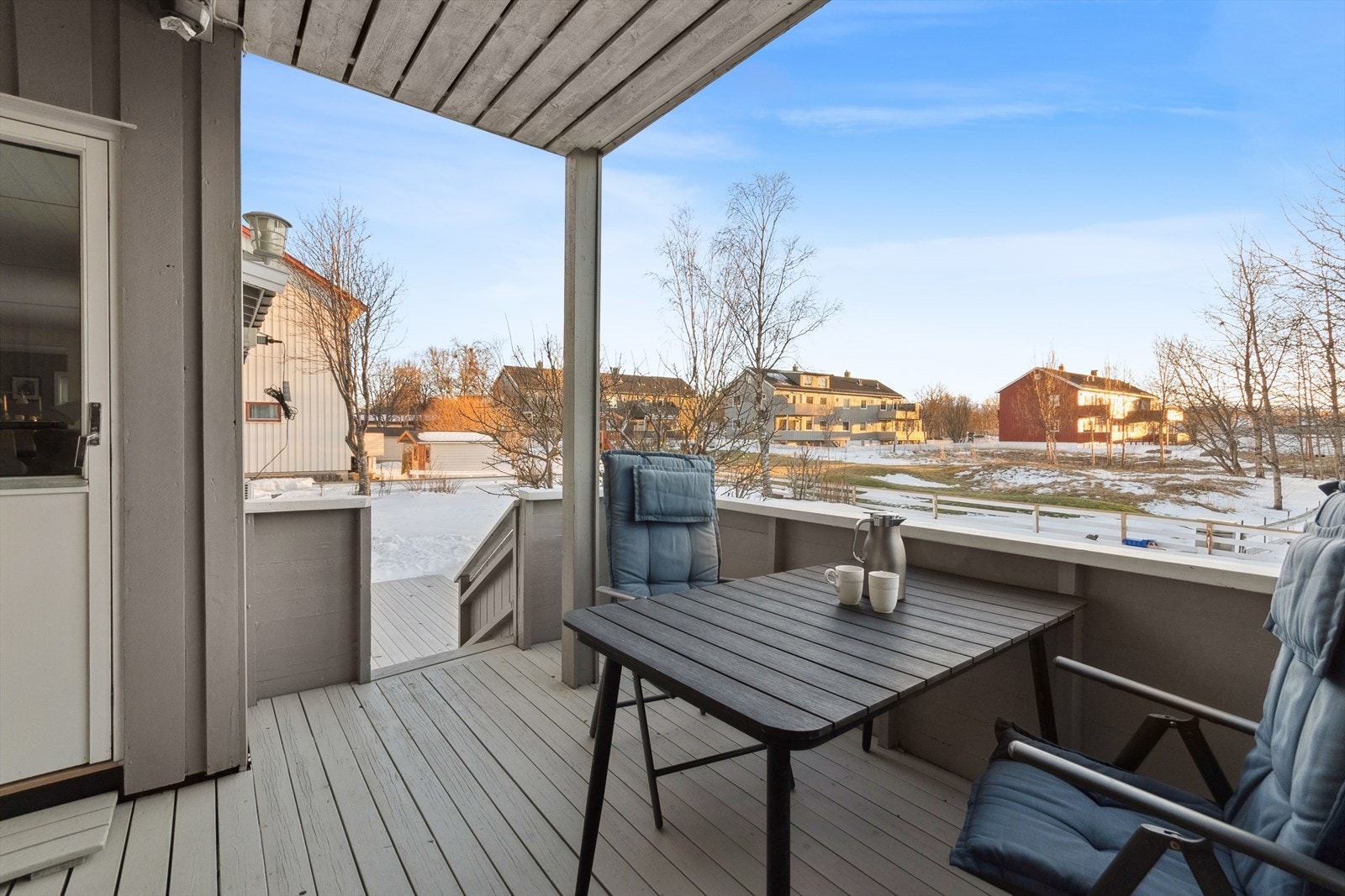 En herlig terrasse med plass til utegruppe og adgang til sameiets felles hageområde. Galleribilde